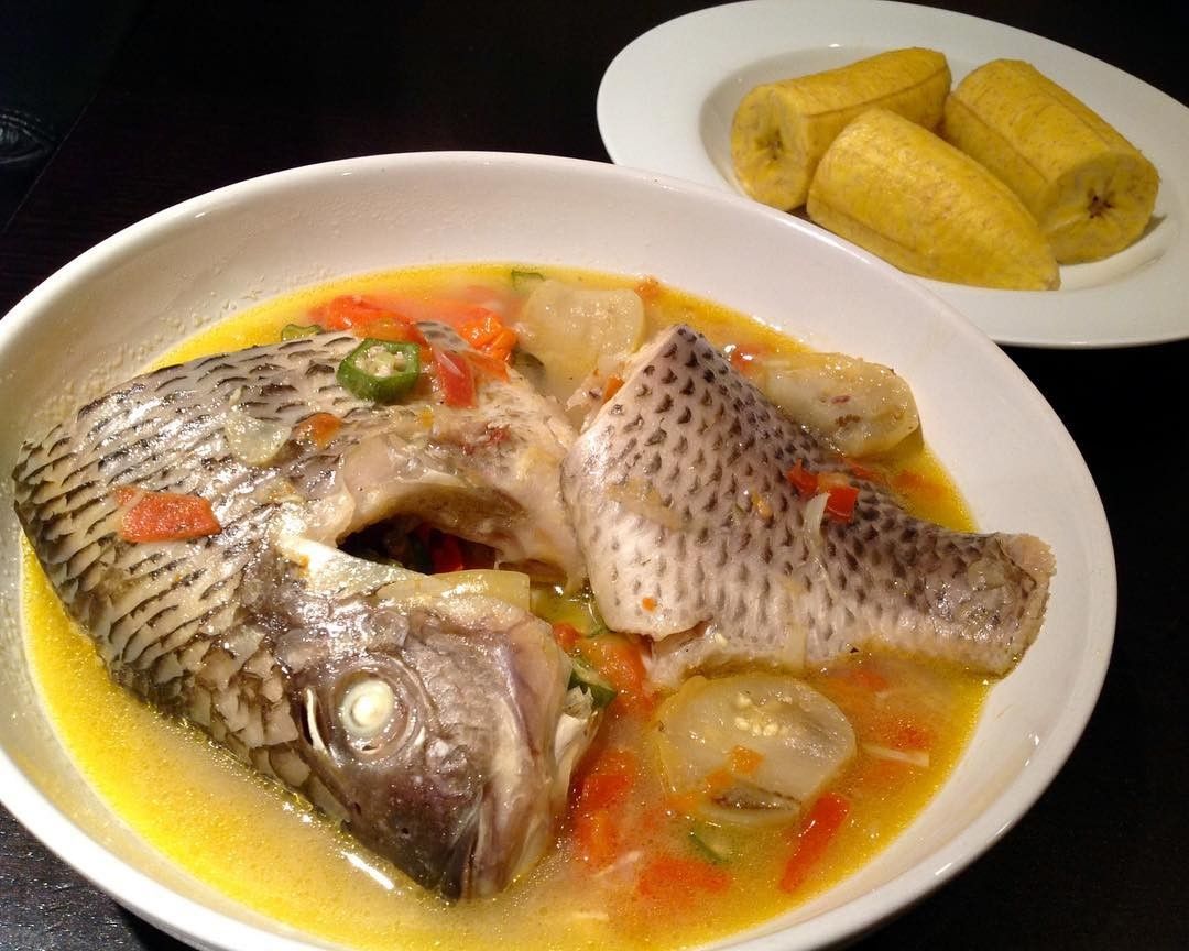 Bouillon de Poisson avec plantains vapeur/ Manioc